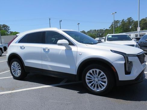 Certified 2024 Cadillac XT4 Luxury w/ Cold Weather Package image 1
