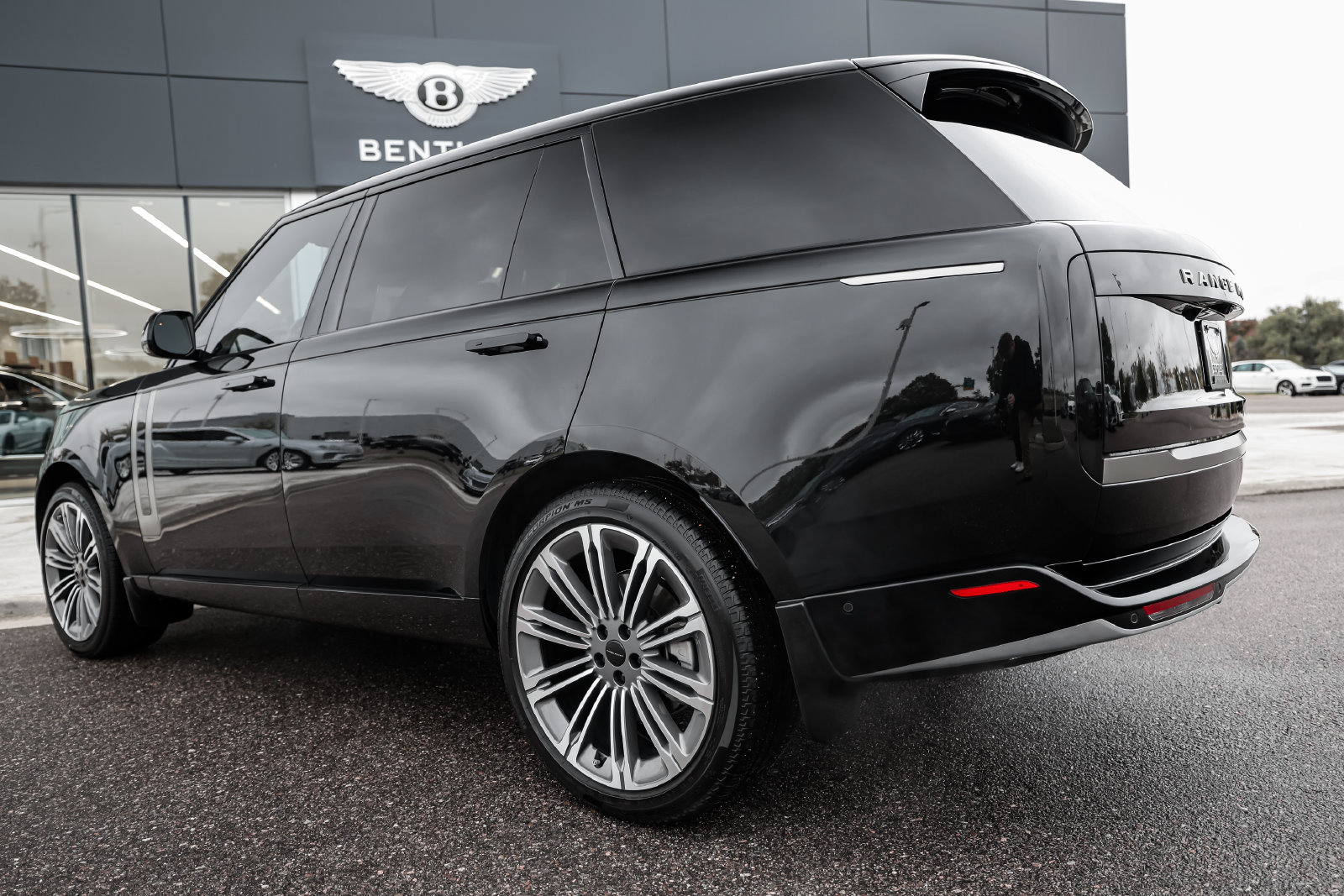 Used 2026 Land Rover Range Rover Long Wheelbase SE AWD/4WD image 9