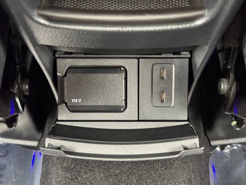 Used 2021 Mercedes-Benz GLB 250 w/ AMG Line image 34