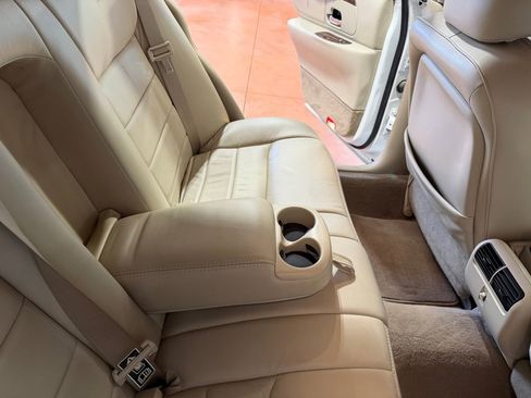 Used 2002 Lincoln Town Car Executive image 24