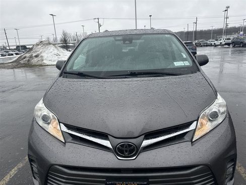 Used 2020 Toyota Sienna XLE Premium image 3