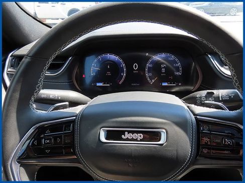 Used 2023 Jeep Grand Cherokee Overland w/ Luxury Tech Group IV AWD/4WD image 17