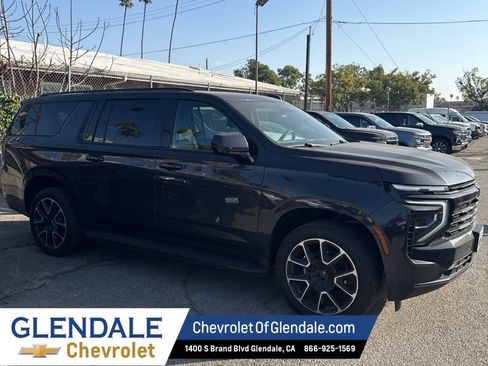 Certified 2025 Chevrolet Suburban RST image 3