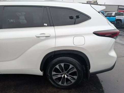 Certified 2024 Toyota Highlander XLE AWD/4WD image 4