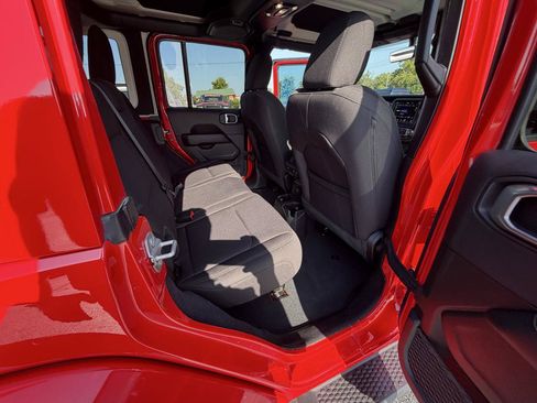 Used 2022 Jeep Wrangler Unlimited Sahara AWD/4WD image 38