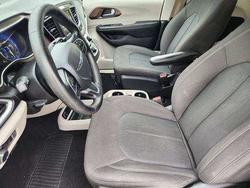 Used 2020 Chrysler Voyager L FWD image 12
