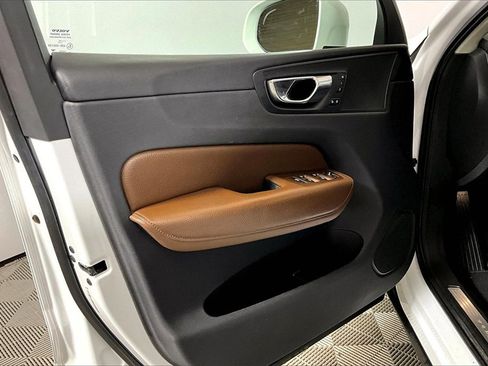 Used 2018 Volvo XC60 T5 Momentum w/ Vision Package image 18