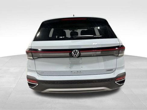 New 2026 Volkswagen Taos SE image 7