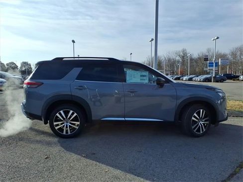 New 2025 Nissan Pathfinder Platinum image 2