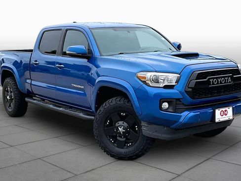 Used 2017 Toyota Tacoma TRD Sport w/ Tow Package RWD image 3