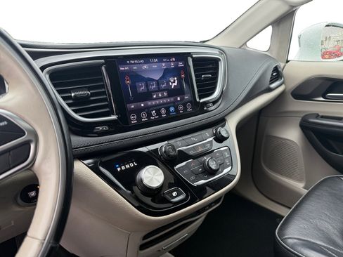 Used 2018 Chrysler Pacifica Limited image 12