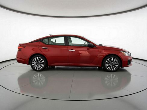 Used 2025 Nissan Altima 2.5 SV image 11