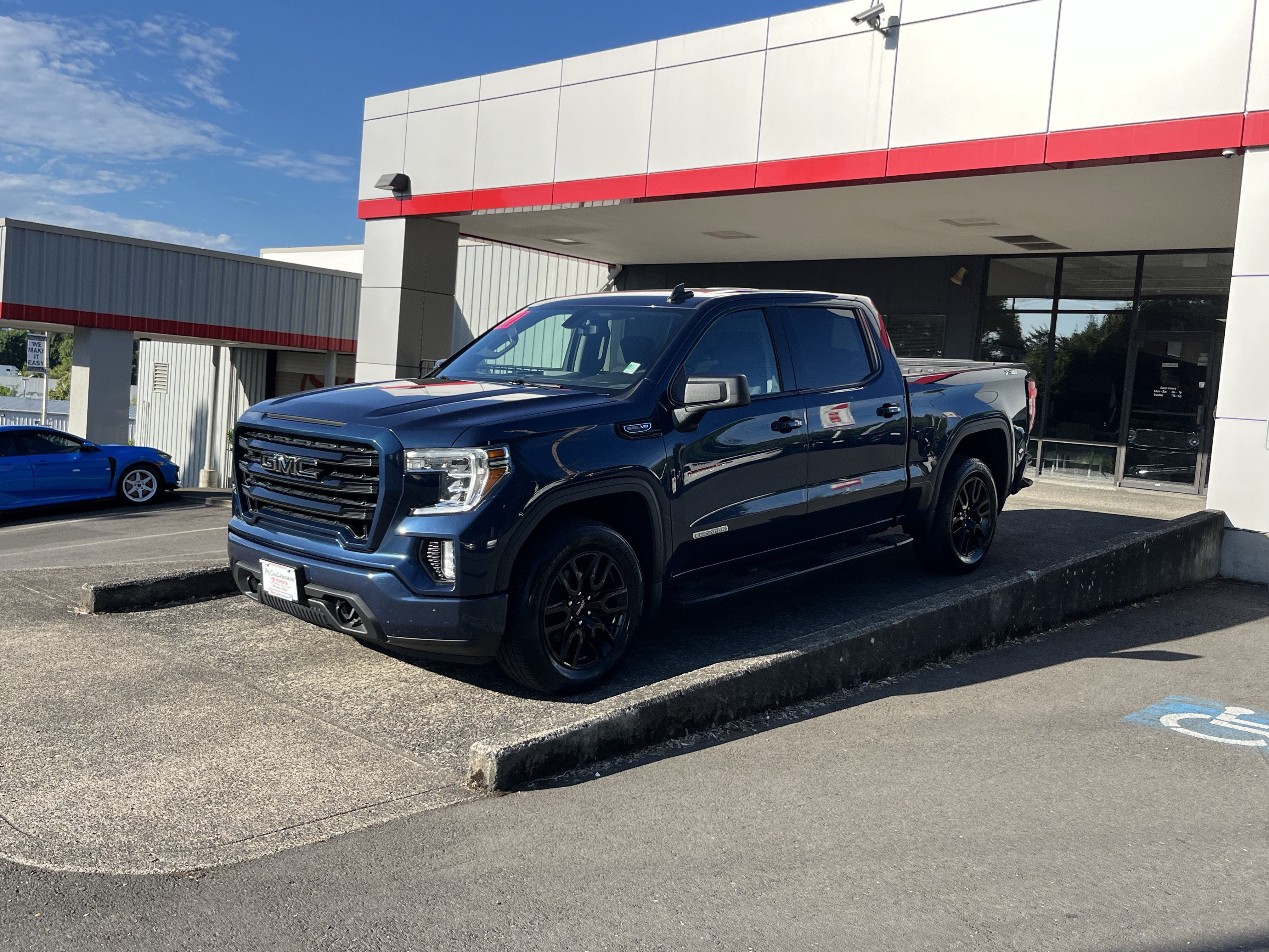 Used 2021 GMC Sierra 1500 Elevation w/ LPO, Elevation Black Package AWD/4WD image 4