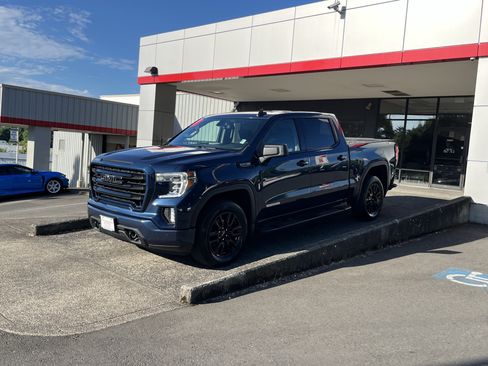 Used 2021 GMC Sierra 1500 Elevation w/ LPO, Elevation Black Package AWD/4WD image 4