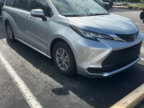 Certified 2021 Toyota Sienna LE FWD image 1