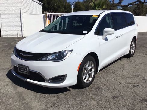 Used 2019 Chrysler Pacifica Touring Plus w/ Tire & Wheel Group image 2