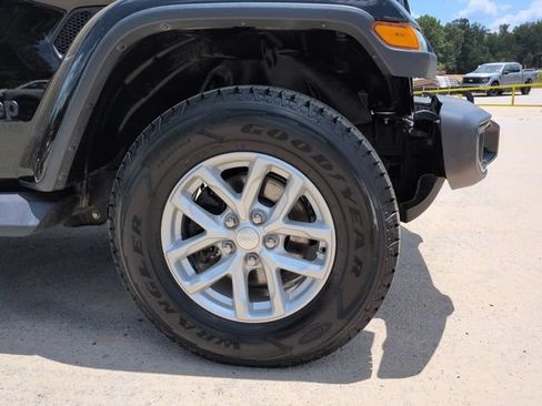 Used 2020 Jeep Wrangler Unlimited Sahara AWD/4WD image 12