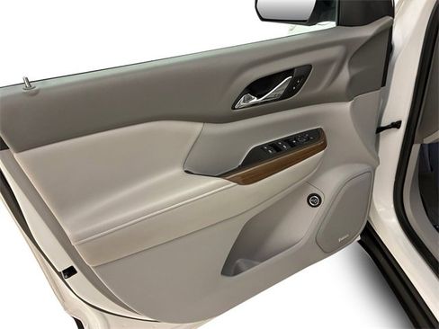 Used 2018 GMC Acadia SLE image 13