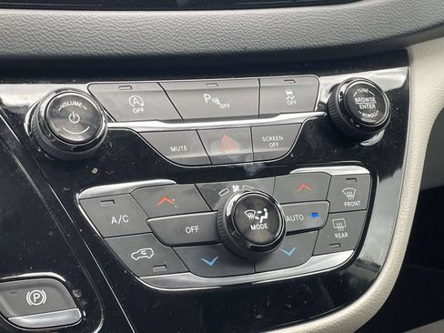 Certified 2018 Chrysler Pacifica Touring Plus FWD image 36