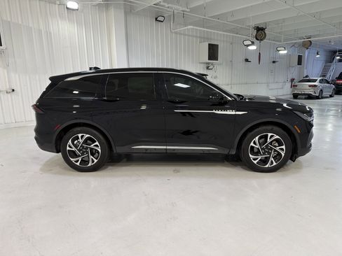Used 2024 Lincoln Nautilus Premier AWD/4WD image 6