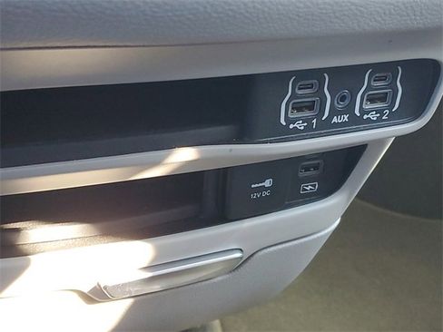 Used 2022 Chrysler Pacifica Touring-L image 32