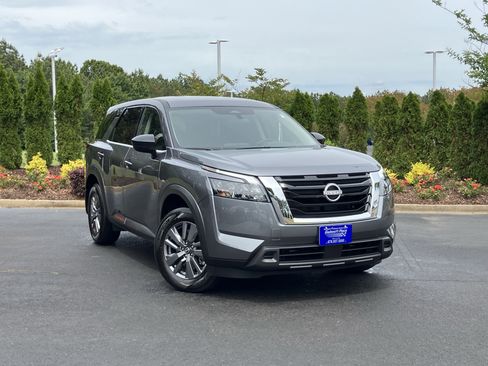 Used 2025 Nissan Pathfinder S FWD image 2