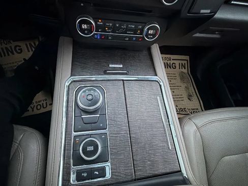 Used 2018 Ford Expedition Limited w/ Equipment Group 301A AWD/4WD image 34