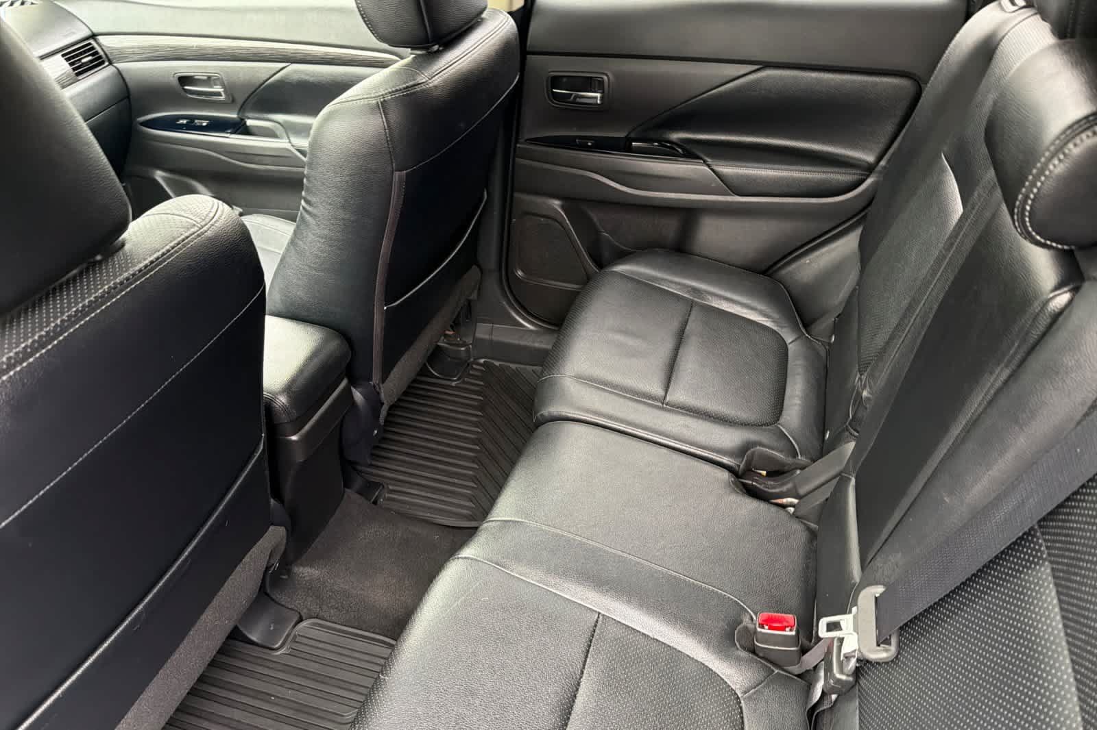Used 2016 Mitsubishi Outlander GT AWD/4WD image 4