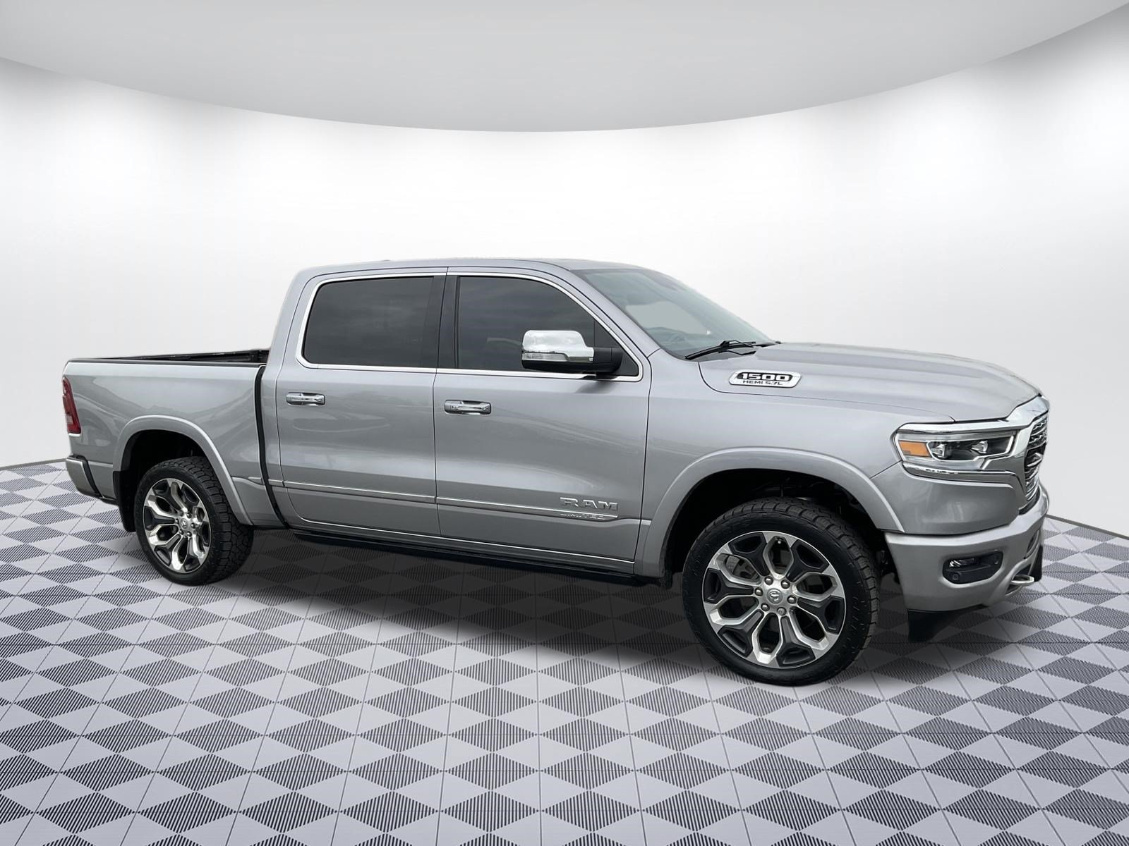 Used 2022 RAM 1500 Limited w/ Body-Colour Bumper Group AWD/4WD image 1
