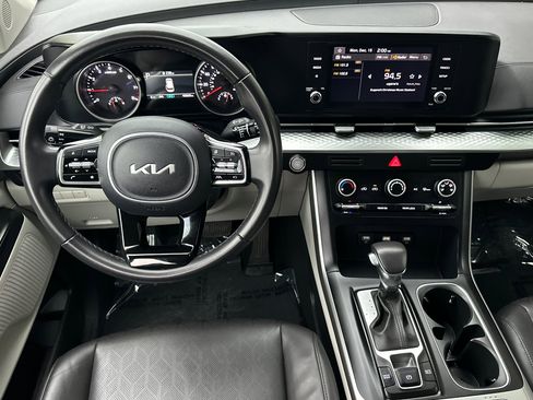 Used 2024 Kia Carnival LX image 14