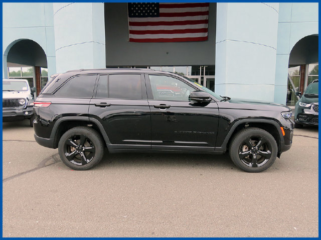 Used 2023 Jeep Grand Cherokee Altitude AWD/4WD image 2