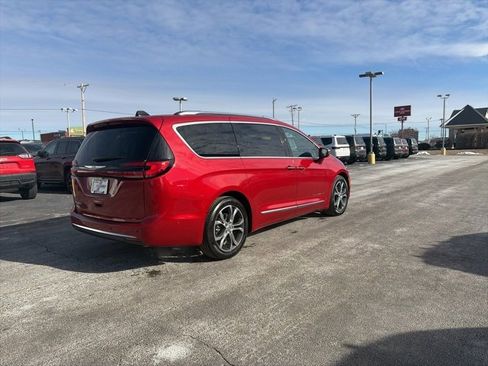 Used 2024 Chrysler Pacifica Pinnacle image 5