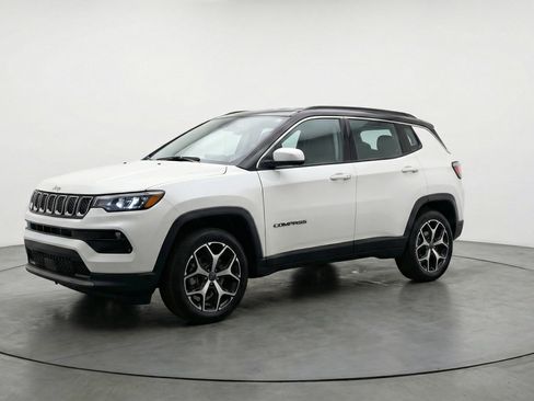 Used 2025 Jeep Compass Limited image 3