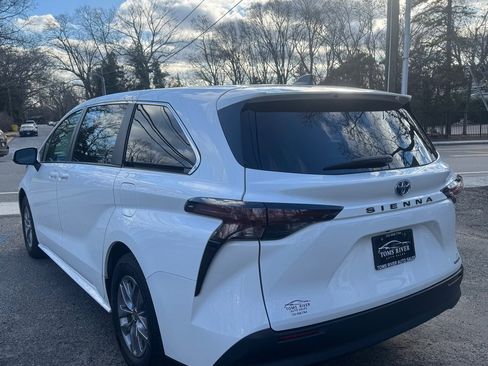 Used 2024 Toyota Sienna LE image 3