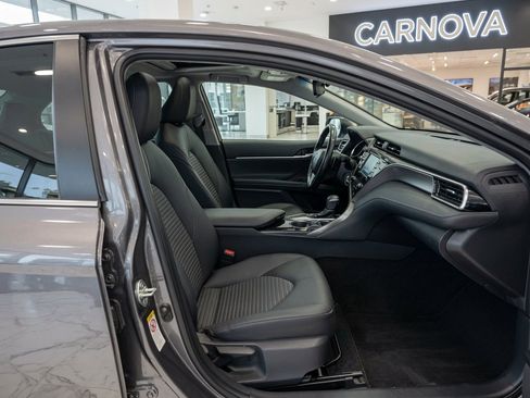 Used 2018 Toyota Camry SE w/ Moonroof Package FWD image 5