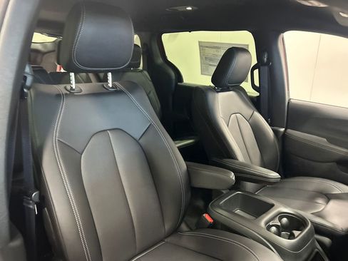 New 2026 Chrysler Pacifica Select AWD/4WD image 35