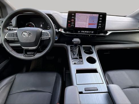 Used 2023 Toyota Sienna XSE FWD image 15