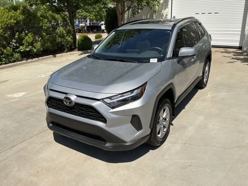 Used 2025 Toyota RAV4 XLE w/ Convenience Package image 5