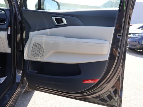 Used 2025 Kia Carnival EX FWD image 11