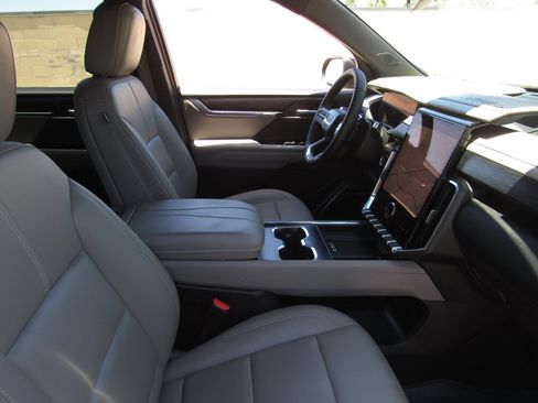 Used 2024 GMC Acadia Elevation w/ Luxury Package FWD image 9