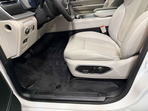 Used 2024 Jeep Wagoneer L Series II w/ Flexible Seating Group AWD/4WD image 58