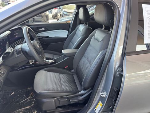 Used 2025 Chevrolet Trax LT image 36