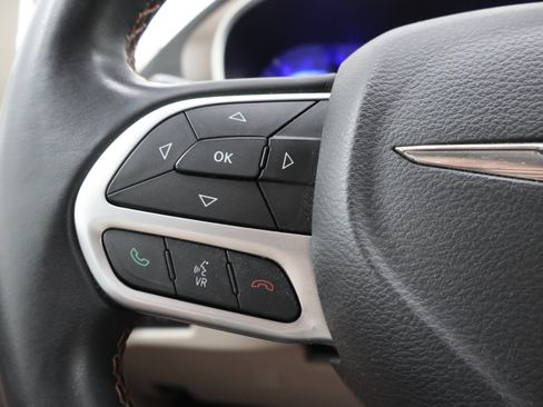 Used 2017 Chrysler Pacifica Touring-L FWD image 16