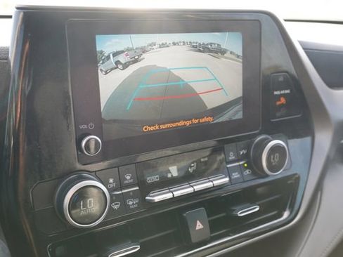 Used 2023 Toyota Highlander LE FWD image 25