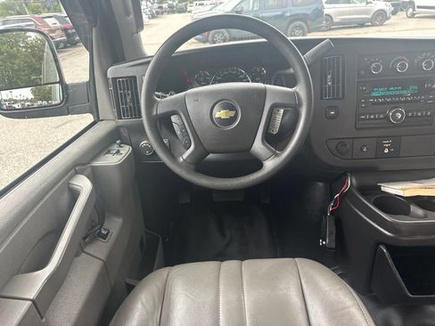 Used 2017 Chevrolet Express 2500 RWD image 17