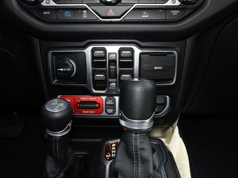 Used 2025 Jeep Wrangler Unlimited Rubicon 4xe w/ Convenience Group AWD/4WD image 23