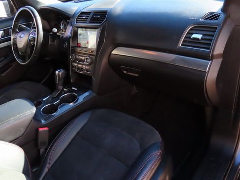 Used 2018 Ford Explorer XLT w/ Equipment Group 202A image 11