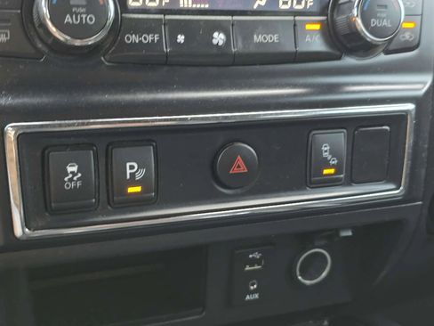 Used 2018 Nissan Titan SV w/ SV Convenience Package image 16