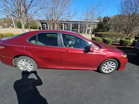 Used 2018 Toyota Camry LE image 9