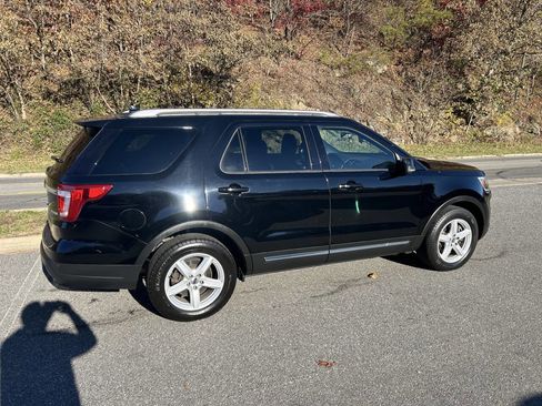 Used 2018 Ford Explorer XLT w/ Equipment Group 201A image 9